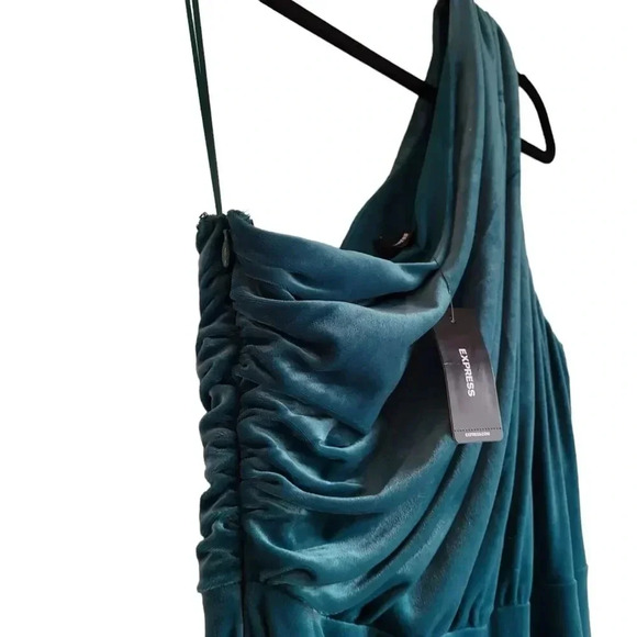 NWT $118 Express One Shoulder Wide Leg Ruched Velvet Jumpsuit Size L - Picture 5 of 14